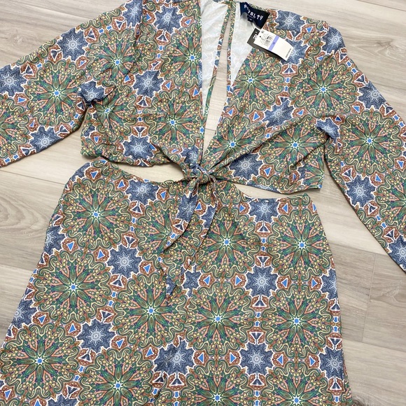 Royalty by Maluma Tie-Front Cutout Jumpsuit green floral - Picture 3 of 8